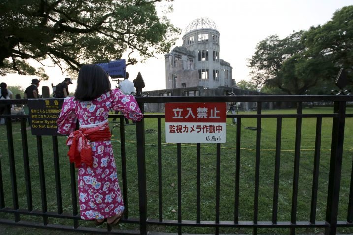 Stanovnici Hirošime u predvečerje obilježavanja 70. godišnjice tragedije nose lampione u spomen na žrtve A-bombe / Foto Reuters