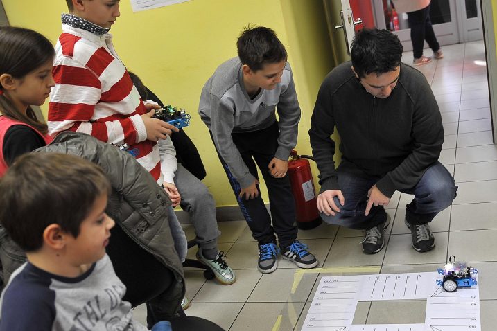 U Zimskoj školi učenici uče sastavljati, programirati i upravljati simpatične robote mBotove / snimio Ivica Tomić