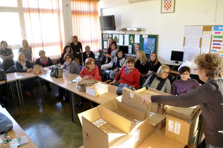 OŠ Gornja Vežica dobila je 32 tableta, sedam laptopa i pet hibridnih računala / snimio V. KARUZA