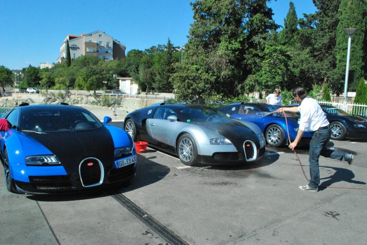 Bugattije ispred hotela Amabilis u Selcu nije se moglo ne primijetiti / Foto Anto RAVLIĆ