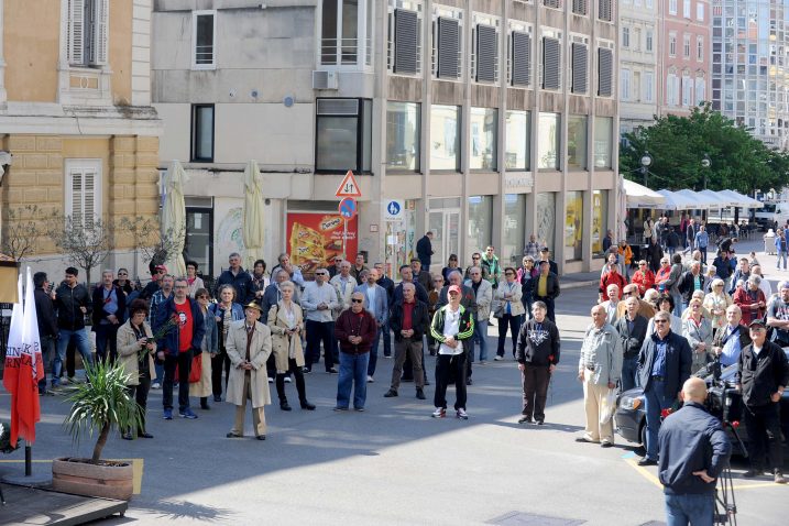 »Oni sad roštiljaju kobacise i ćevape, a sutra će si misliti što i čime kupiti hranu za ručak. Neka im je...«, ljutito su komentirali rijetki prosvjednici / Snimio Vedran KARUZA