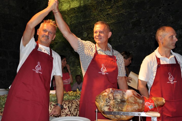 Novolistovci Silvano Ježina i Edi Prodan već drugo ljeto zaredom osvajači su naslova šampiona Prvenstva u ručnom rezanju pršuta / foto:  arhiva NL