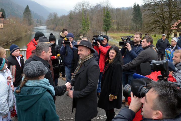 Kao i uvijek, hrvatsko-slovenski  susret na granici bio je srdačan, čak i uz žicu u pozadini / Snimio Marinko KRMPOTIĆ