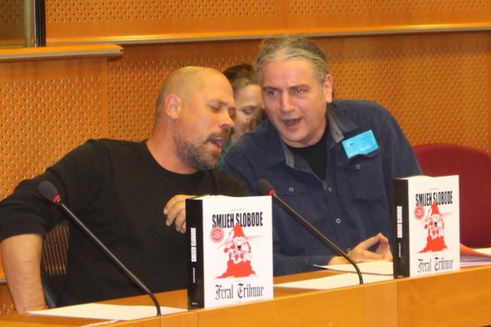 Lucić i Dežulović u Europskome parlamentu otpjevali su 'Euroslavijo', prvi put objavljenu u Feralu 1994., kao parodiju pjesme 'Od Vardara pa to Triglava'
