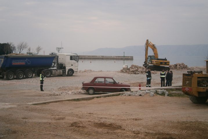 Vozilo na gradilištu novljanske marine nakon tragičnog epiloga / Snimio Franjo DERANJA
