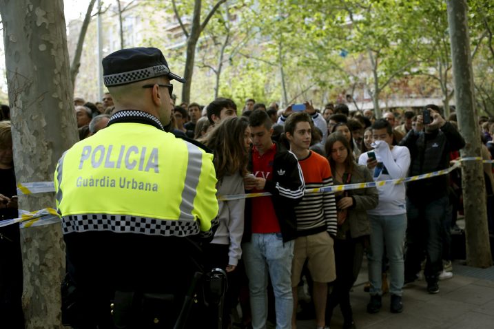Šokirana djeca i policija pred školom u kojoj se dogodilo ubojstvo / Reuters