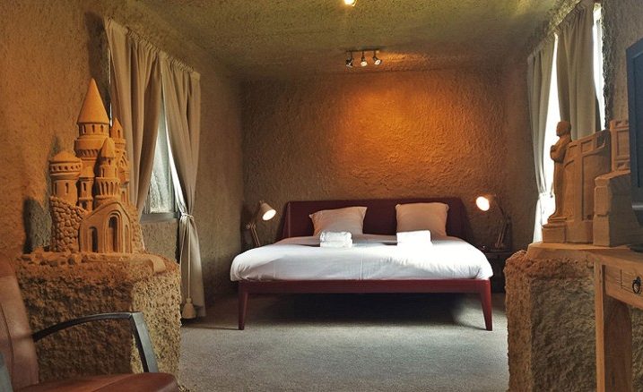 Hotel sačinjen od pijeska ( na drugim slikama ostale pješčane skulpture)