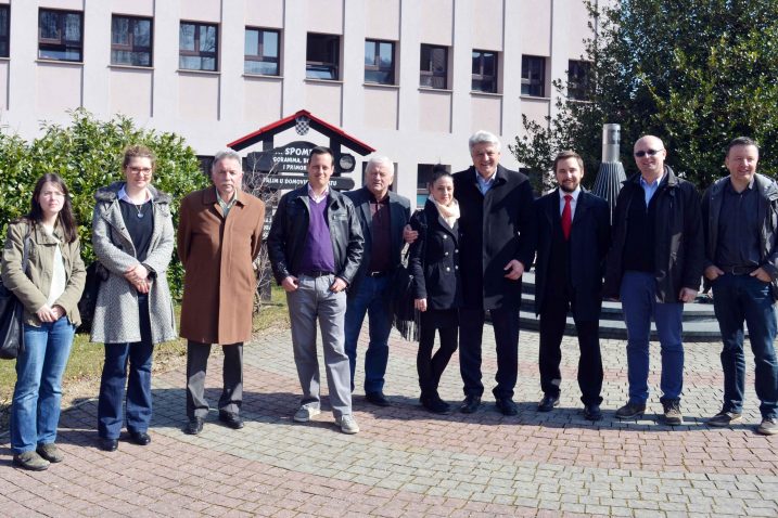 Dio liste SDP-a Delnice u društvu sa Zlatkom Komadinom i stranačkim prijateljima iz drugih sredina / Foto Marinko KRMPOTIĆ