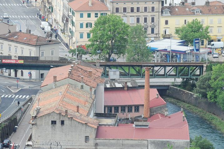 Školjić – u užem centru grada gdje je povijesno prisutna autohtona talijanska manjina, bila bi uvedena tzv. vizualna dvojezičnost / snimio  S. DRECHSLER