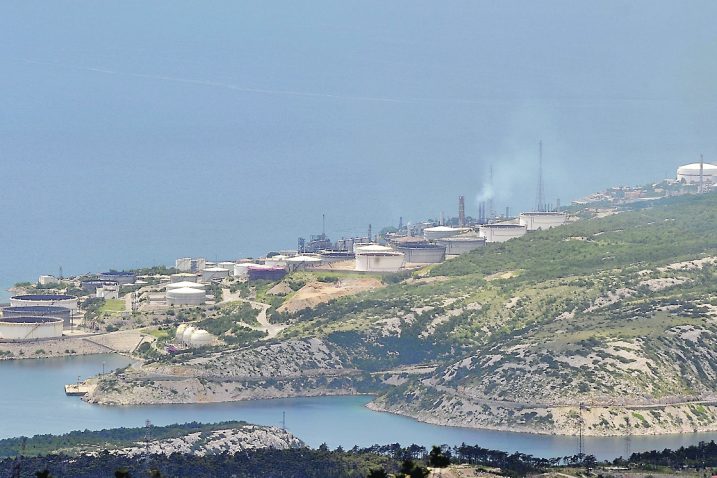 Sadašnja lokacija koja pročistač predviđa blizu ulaza u Termoelektranu i naselja, za vodstvo Kostrene je neprihvatljiva / Snimio Damir ŠKOMRLJ