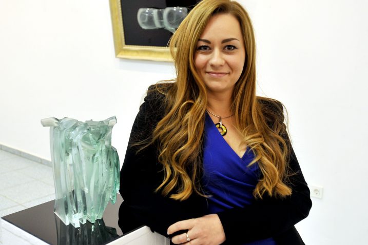 Jelena Cetinja Vukelić uz jednu od svojih skulptura /Snimio Damir Škomrlj