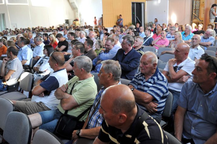 Dupkom ispunjena dvorana Nardone čitaonice u Kostreni prilikom javnog izlaganja / Foto: D. ŠKOMRLJ