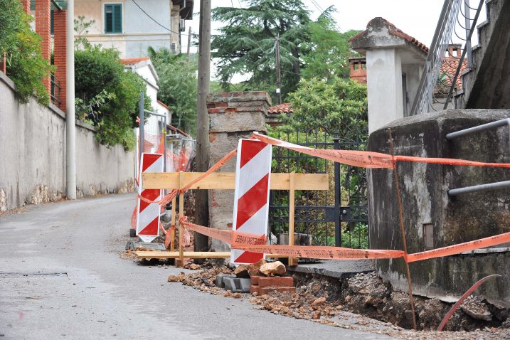 Kiša isprala pijesak i materijal i stvorila nove probleme / snimio S. DRECHSLER