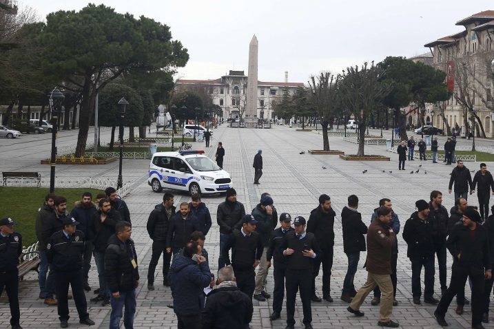 Turske sigurnosne službe i policija nadziru Trg Sultanahmet gdje se u utorak kod obeliska dogodila eksplozija / Foto Reuters