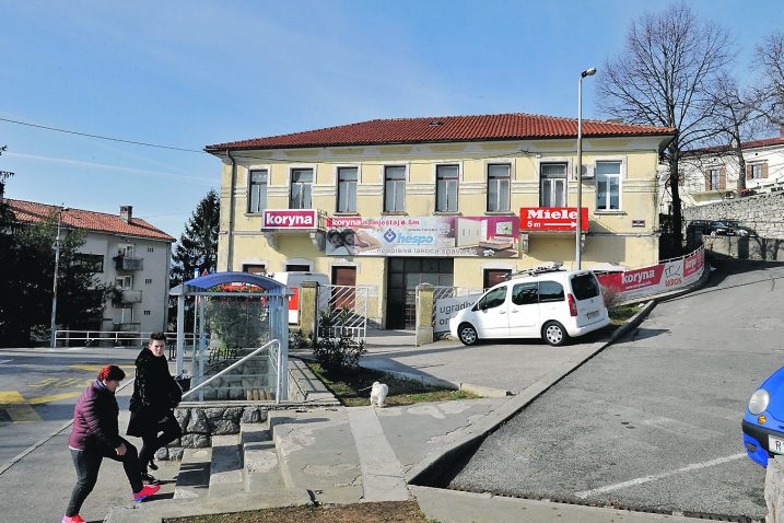 Zasad se razmišlja o tome da se u ovu zgradu preseli Gradska uprava ili da se urede poslovni prostori / snimio S: Ježina