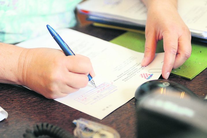 Osnovica za obračun plaća trebala bi sa 5.108 kuna  rasti na 5.415 kuna bruto / Foto V. KARUZA