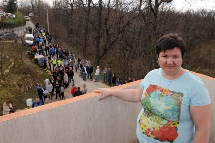 Alisa Šimić ganuta zbog toliko ljudi ispred nejzinog praga / Foto V. KARUZA