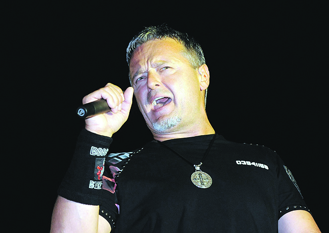 Mainstream-mediji u Sloveniji, koji su pod utjecajem dominantnih političkih struja, već su duže vremena navodili kako je Perkovićev koncert u Sloveniji potencijalno opasan i da se radi o pjevaču koji »širi mržnju«, te »rehabilitira NDH« ili ustaški pokret / Snimio Vedran KARUZA / Nl arhiva