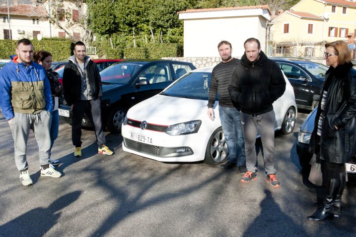Žrtve vandalizma jučer u Mošćeničkoj Dragi kraj oštećenog golfa obitelji Dexari / Foto Marin ANIČIĆ