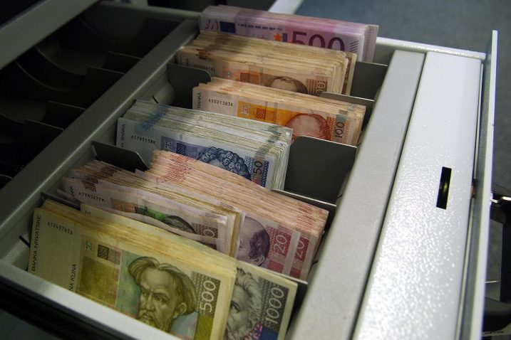 S obzirom na uvođenje poreza na štednju i  pad kamatnih stopa, Hrvatska će za klasičnu štednju biti sve manje privlačna / Snimio Vedran KARUZA / Nl arhiva