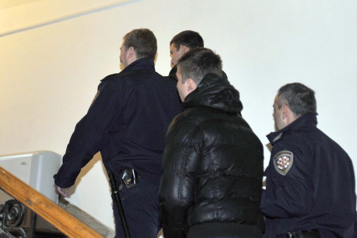 Privođenje braće Vinković na početak suđenja na riječkom Županijskom sudu / snimio V. KARUZA