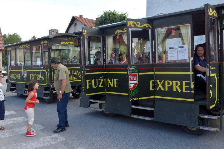 Vlakić Fužine Express  vozio je ravnogorskim ulicama / Snimio Marinko KRMPOTIĆ