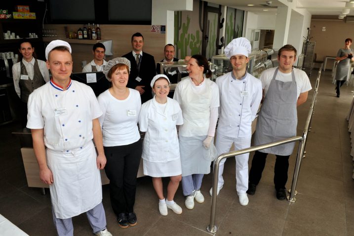 Zaposlenici novog restorana na Pravnom fakultetu / Snimio Damir ŠKOMRLJ