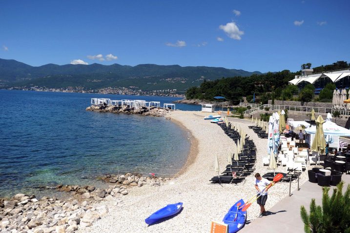 Plaža Ploče – lani otkazana koncesija zbog kršenja ugovora, ali je ministarstvo prihvatilo žalbu koncesionara / Snimio Roni BRMALJ