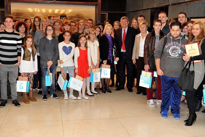 Nagrađeni srednjoškolci i njihovi mentori kod gradonačelnika / Foto I. TOMIĆ