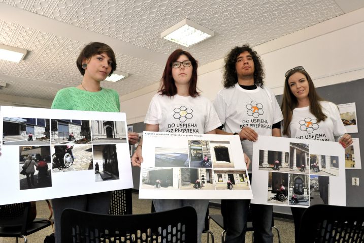 Tanja Ćulimović, Lara Španović, Bernard Šešo i Karmen Vučetić – studenti-inspektori s fotografijama zgrada neprilagođenih studentima s invaliditetom / Snimio Silvano Ježina