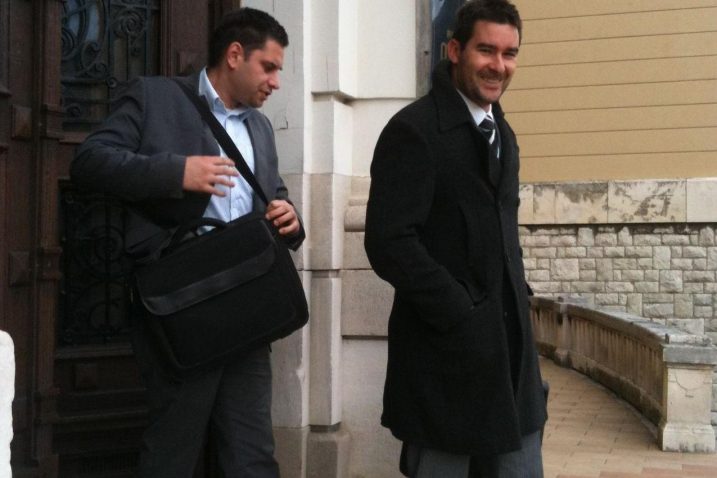Dražen Filjević (lijevo) izlazi iz zgrade suda, u pratnji odvjetnika Branimira Čolića