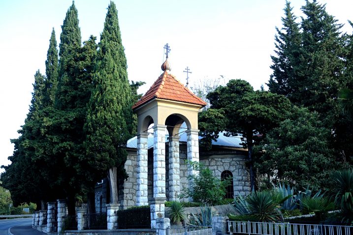 Crkvica sv. Nikole uz glavnu prometnicu koja iz pravca Rijeke vodi u središte Crikvenice, zaštićena visokim stablima / Foto Marko GRACIN