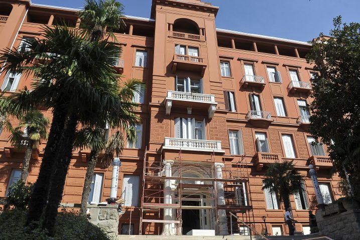 Izgled 133 godine starog hotela nakon što je »obukao« novu fasadu / Snimio Vedran KARUZA