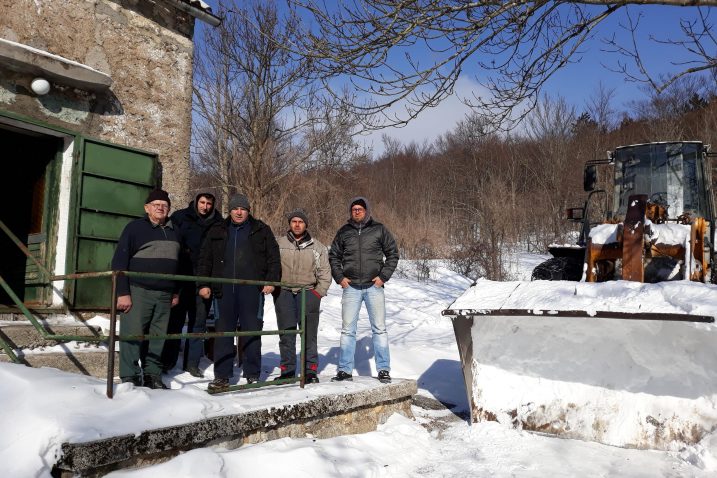 Uz goleme napore ekipa je stigla u Krmpotsku Luku do 80-godišnjeg Frane Butorca (prvi slijeva) / Snimio Anto RAVLIĆ
