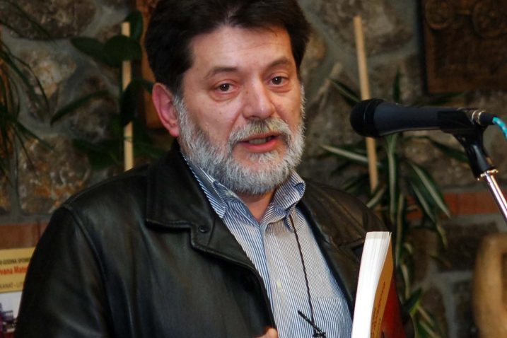 Uvijek s knjigom u ruci – Ljubomir Stefanović na predstavljanju fotomonografije »30 godina Spomen-doma Ivana Matetića Ronjgova – kanat, litrati, beseda«, travanj 2009. / Snimio Vedran KARUZA / Foto Arhiv