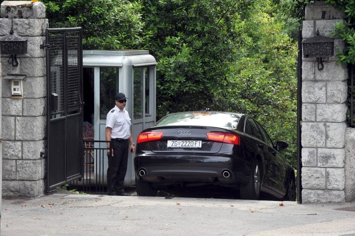 Vladin automobil na ulazu  u državnu rezidenciju na Kostabeli / Snimio Sergej DRECHSLER
