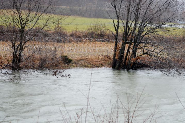 Kupa dio slovenske žice povukla u korito / Foto M. KRMPOTIĆ