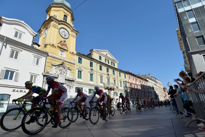 Na riječkom Korzu - Peloton je Korzom prošao tijekom "kraljevske etape" / Foto Damir ŠKOMRLJ