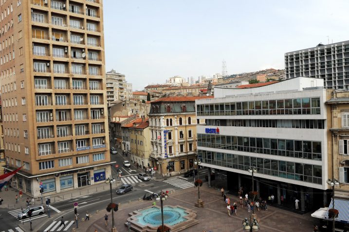 Na meti agresivnog muškarca našla se ploča na riječkom neboderu / Snimio Silvano JEŽINA