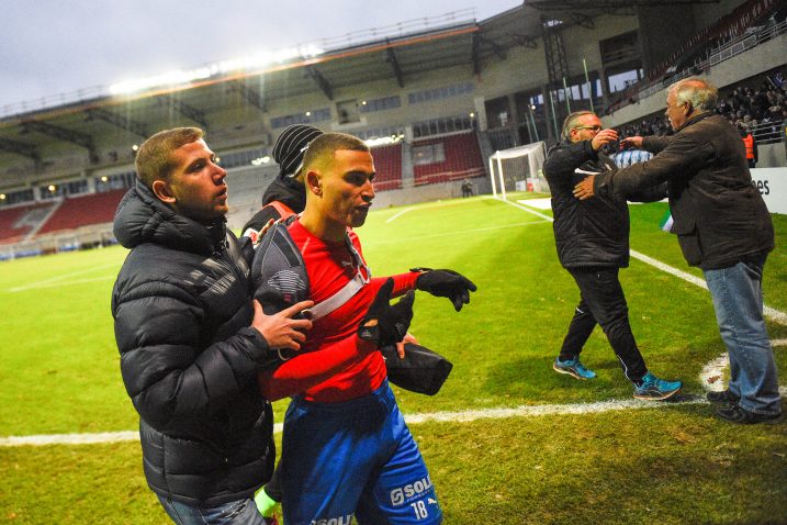 Po završetku utakmice maskirani navijači Helsingborga utrčali su na travnjak i skinuli dres s mladoga Jordana i verbalno se suprotstavili Henriku / Reuters