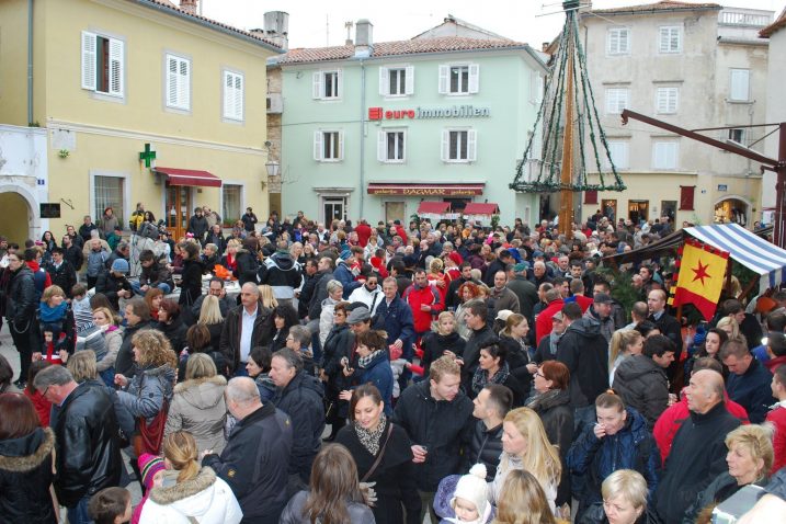 Osim u sve većem broju hotela, Stara godina moći će se već tradicionalno ispratiti i zdravicom u podne na Veloj placi / Foto M. TRINAJSTIĆ