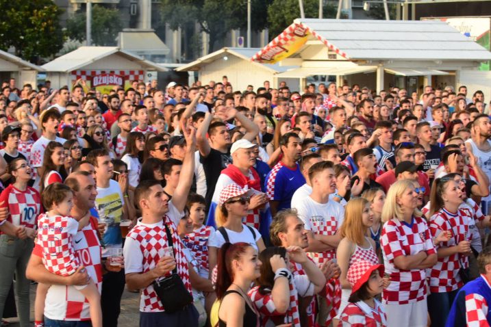 Nekoliko desetaka tisuća gledatelja širom zemlje ovu je utakmicu pratilo u kafićima, organizirano na trgovima hrvatskih gradova kao i putem interneta / Snimio Marin ANIČIĆ