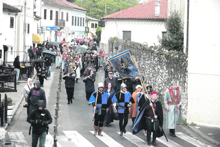 Trsaćani su u povorci hodali prema Gradini / Foto Roni BRMALJ