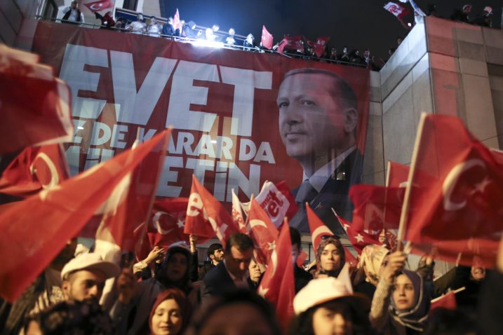 Slavlje Erdoganovih pristaša u sjedištu stranke AK / Reuters