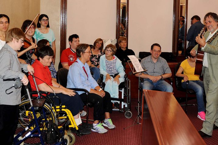 Na prigodnoj svečanosti u Gradskoj vijećnici nastup glazbene skupine Udruge osoba s cerebralnom i dječjom paralizom /snimio I. TOMIĆ