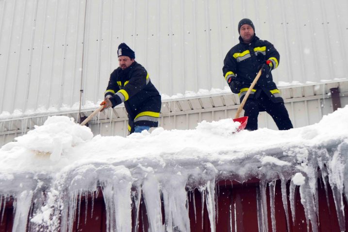 Delnički vatrogasci i djelatnici GSC-a uklanjaju snijeg s hodnika koji od dvorane vodi prema školi  / snimio M. KRMPOTIĆ
