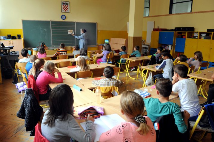 Iako bi program produženog boravaka u svim školama trebao biti standard, to ipak zasad nije tako – detalj iz OŠ Nikole Tesle u Rijeci / Snimio Silvano JEŽINA