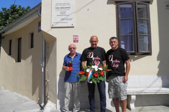Spomen na dan smrti Ivana Mažuranića, pred obiteljskom kućom Mažuranića: Ivan Polić, dr. Ivo Biondić i Marinko Buljat (/ Foto: F. DERANJA