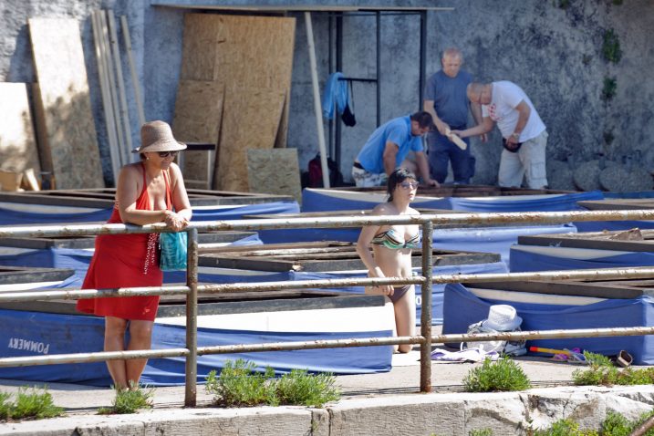 Radovi na kupalištu Angiolina na plus 30 stipnjeva u hladu.../ Snimio Marin ANIČIĆ