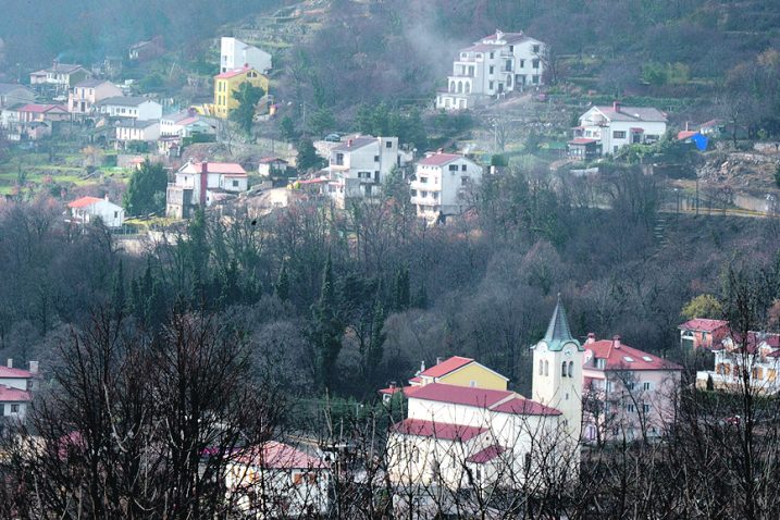 Poljane u očekivanju intervencije iz HT-a / Snimio Marin ANIČIĆ